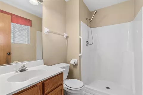 Bath - 1814 Larkspur Dr, Plainfield, IL 60586 photo 1 of 2