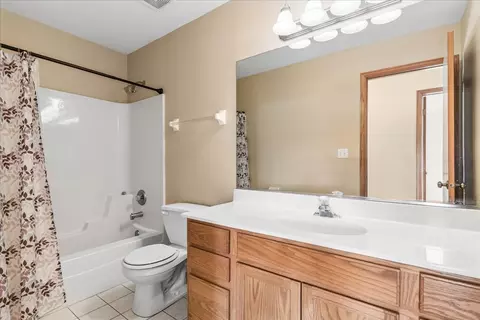 Bath - 1814 Larkspur Dr, Plainfield, IL 60586 photo 2 of 2
