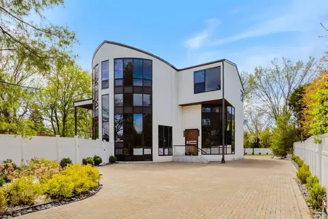 2110 Pfingsten Rd, Northbrook, IL 60062