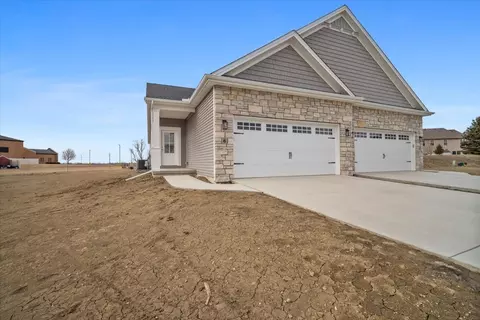 6 Stone Mill Ct, Bloomington, IL 61705