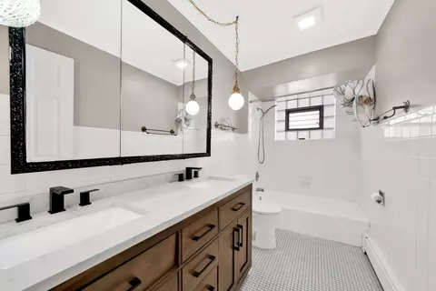 Bath - 484 Shenstone Rd, Riverside, IL 60546 photo 1 of 4