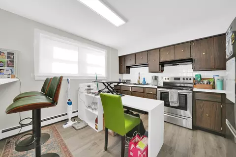 Kitchen - 484 Shenstone Rd, Riverside, IL 60546 photo 2 of 3