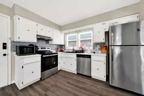 Kitchen - 484 Shenstone Rd, Riverside, IL 60546 photo 3 of 3