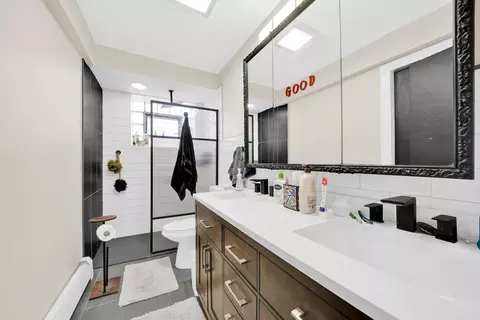 Bath - 484 Shenstone Rd, Riverside, IL 60546 photo 2 of 4