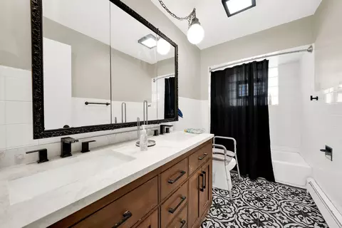 Bath - 484 Shenstone Rd, Riverside, IL 60546 photo 3 of 4