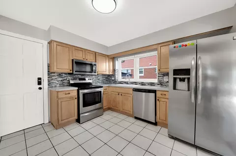 Kitchen - 484 Shenstone Rd, Riverside, IL 60546 photo 1 of 3