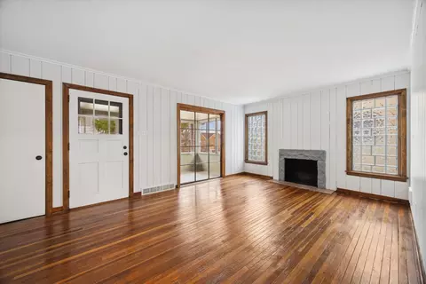 Living - 575 S Wall St, Kankakee, IL 60901 photo 1 of 2