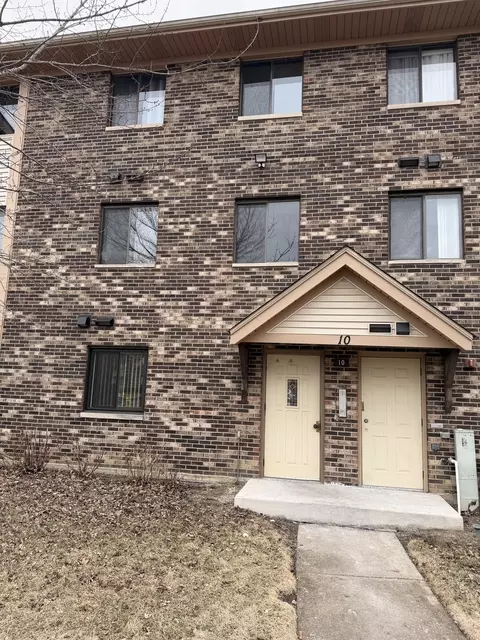 10 Parkside Ct #8, Vernon Hills, IL 60061