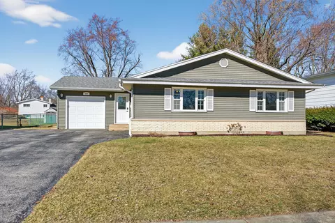 380 Dartmoor Dr, Crystal Lake, IL 60014