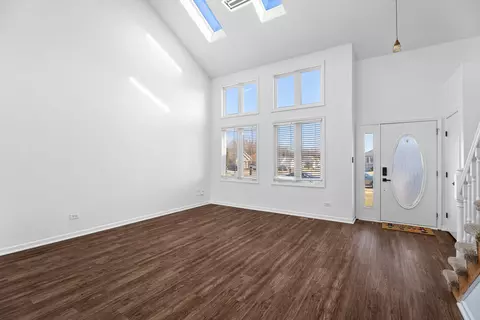 Living - 262 Lakeview Ct, Steger, IL 60475 photo 2 of 5