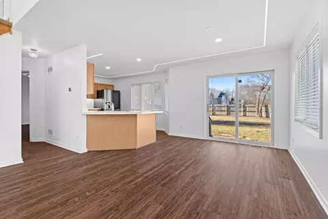 Living - 262 Lakeview Ct, Steger, IL 60475 photo 4 of 5