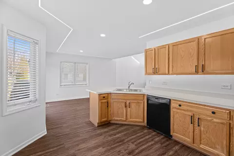 Kitchen - 262 Lakeview Ct, Steger, IL 60475 photo 2 of 3
