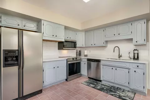 Kitchen - 17541 Maple Ave, Lansing, IL 60438 photo 2 of 3