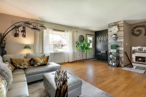 Living - 17541 Maple Ave, Lansing, IL 60438 photo 2 of 5