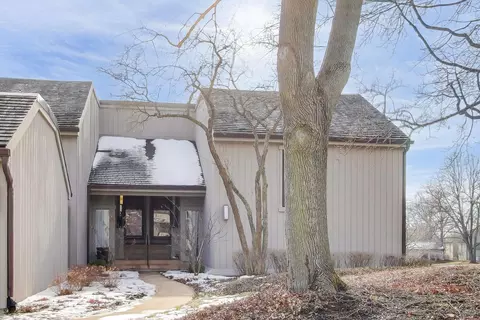 83 Thornhill Ln #B, Lake Barrington, IL 60010