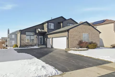 9038 Hillcrest Ln, Woodridge, IL 60517