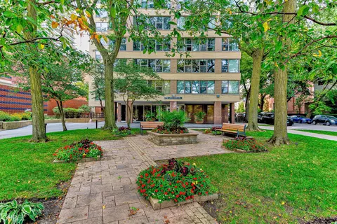 2970 N Lake Shore Dr #4B, Chicago, IL 60657