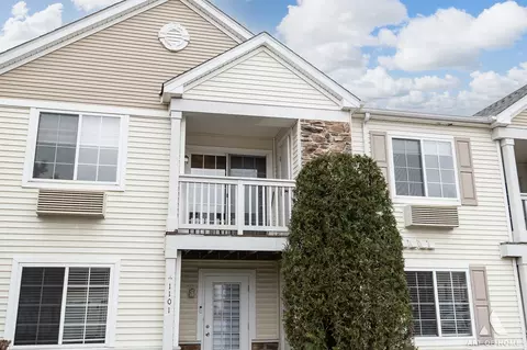 1117 Silverstone Dr #1117, Carpentersville, IL 60110