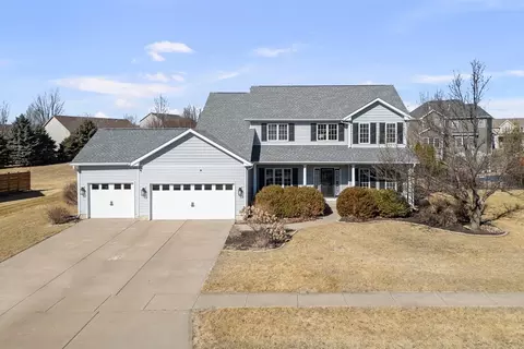 408 Tombergs Dr, Eldridge, IA 52748