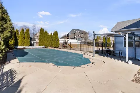Exterior - 408 Tombergs Dr, Eldridge, IA 52748 photo 3 of 10