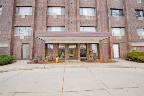 4624 N Commons Dr #104, Chicago, IL 60656