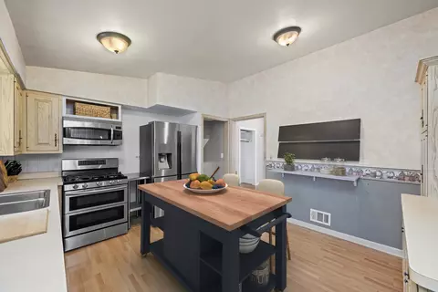 Kitchen - 324 Warren Rd, Glenview, IL 60025 photo 2 of 2
