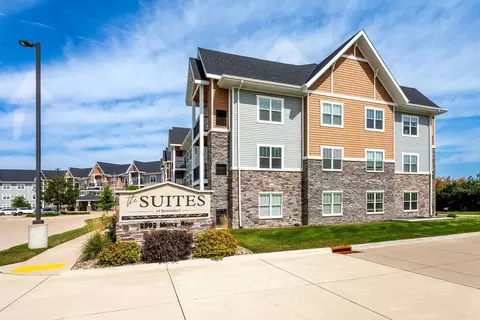 2592 Middle Rd #202, Bettendorf, IA 52722