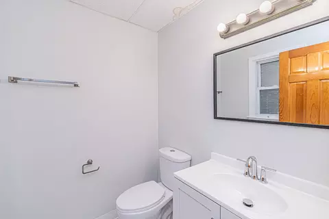 Bath - 1044 Willson Dr, Des Plaines, IL 60016 photo 5 of 5
