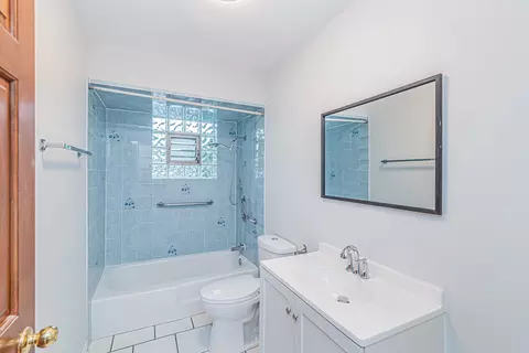Bath - 1044 Willson Dr, Des Plaines, IL 60016 photo 4 of 5