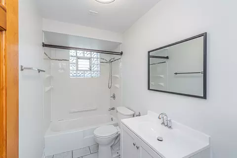 Bath - 1044 Willson Dr, Des Plaines, IL 60016 photo 1 of 5