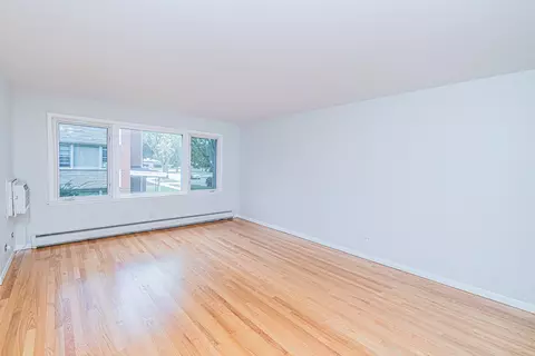 Living - 1044 Willson Dr, Des Plaines, IL 60016 photo 3 of 4