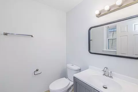 Bath - 1044 Willson Dr, Des Plaines, IL 60016 photo 3 of 5