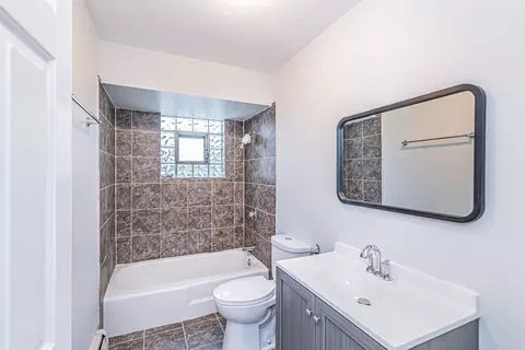 Bath - 1044 Willson Dr, Des Plaines, IL 60016 photo 2 of 5