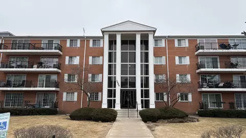 1050 N Farnsworth Ave #111, Aurora, IL 60505