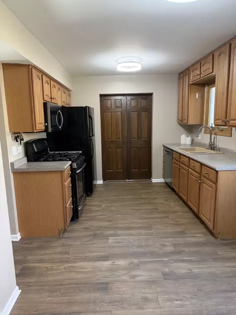 Kitchen - 776 W Appletree Ln, Bartlett, IL 60103 photo 2 of 3