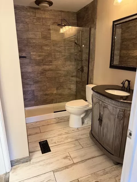 Bath - 776 W Appletree Ln, Bartlett, IL 60103 photo 1 of 3
