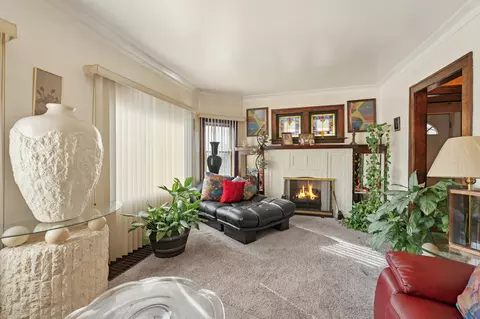 Living - 546 W 115th St, Chicago, IL 60628 photo 2 of 3