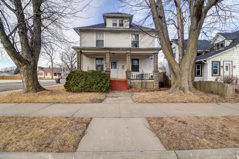 700 N 3rd St, Clinton, IA 52732