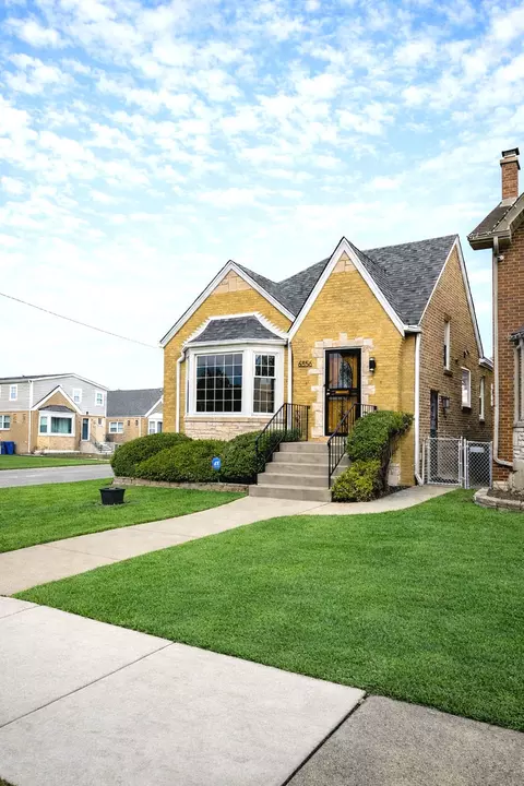 6356 W Giddings St, Chicago, IL 60630