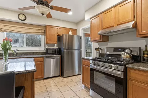 Kitchen - 1265 Windsor Dr, Wheaton, IL 60189 photo 2 of 4
