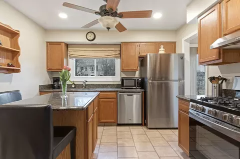 Kitchen - 1265 Windsor Dr, Wheaton, IL 60189 photo 4 of 4