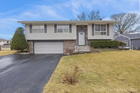 2140 Sandburg Dr, Aurora, IL 60506