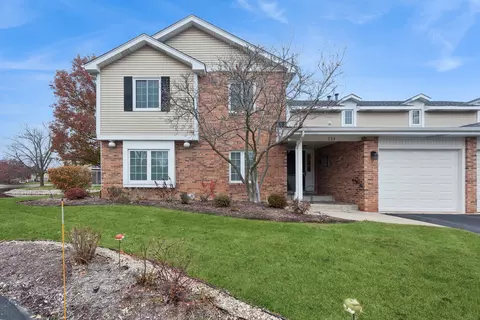 724 Maplewood Ct #B, Willowbrook, IL 60527