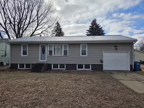 1419 5th St, Camanche, IA 52730