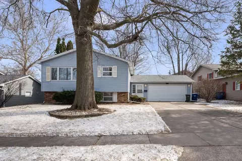 4015 Washington Ln, Davenport, IA 52806
