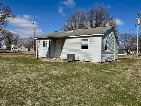 Exterior - 103 E North St, Sesser, IL 62884 photo 4 of 7