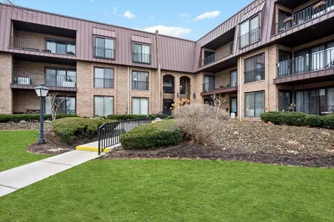 2 The Court Of Harborside Dr #104, Northbrook, IL 60062