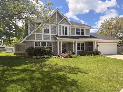 8 Hampton Ct, Mundelein, IL 60060