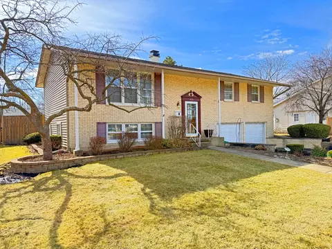 855 E Patten Dr, Palatine, IL 60074