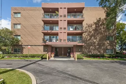 4838 Howard St #405, Skokie, IL 60077